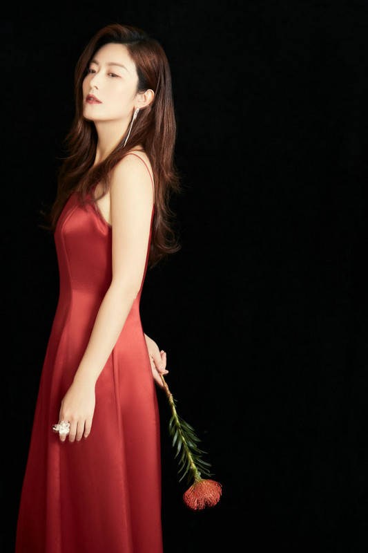 生日|徐百慧朦胧光影红裙生日写真释出 状态极佳