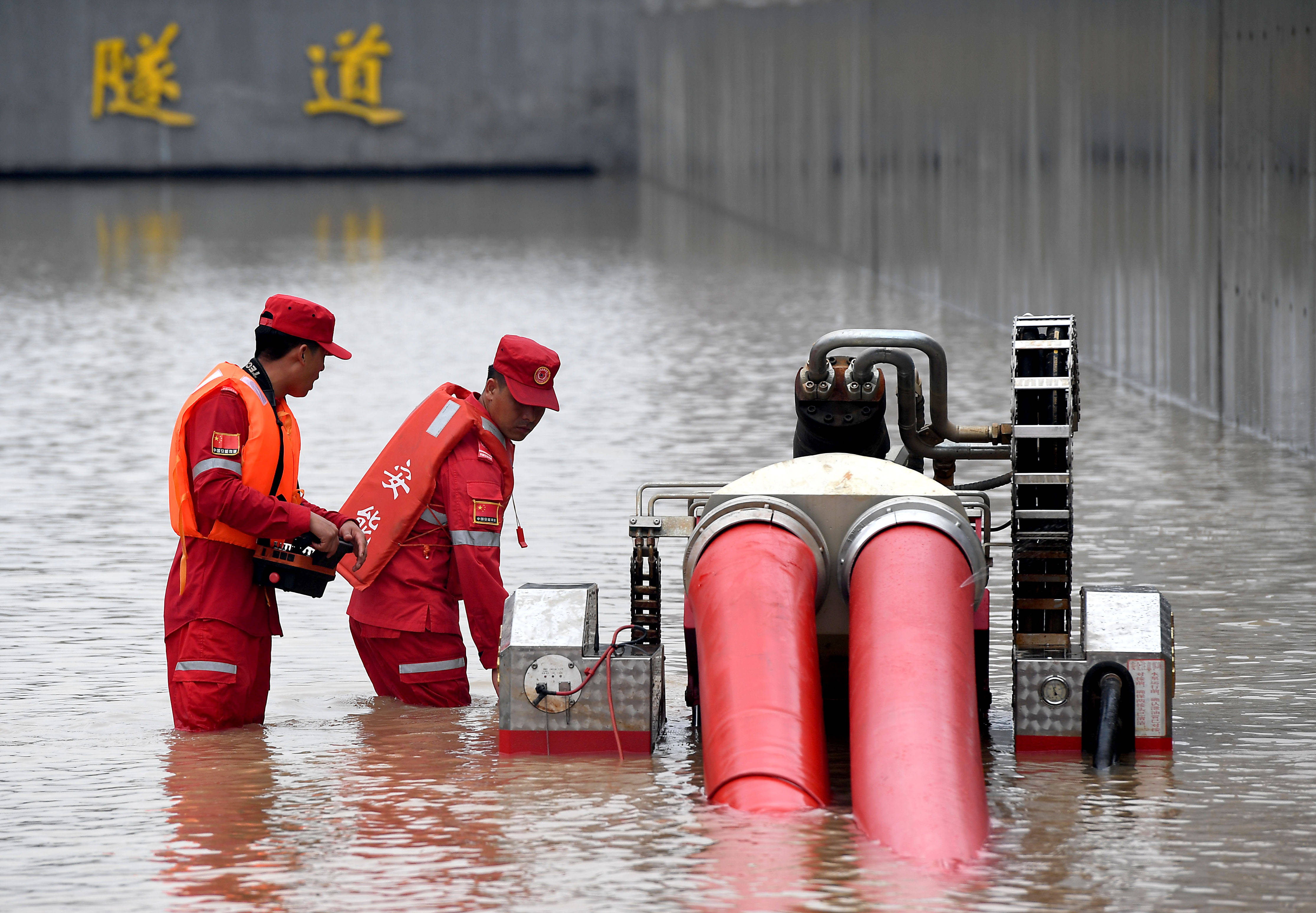 郑州暴雨救灾图片图片