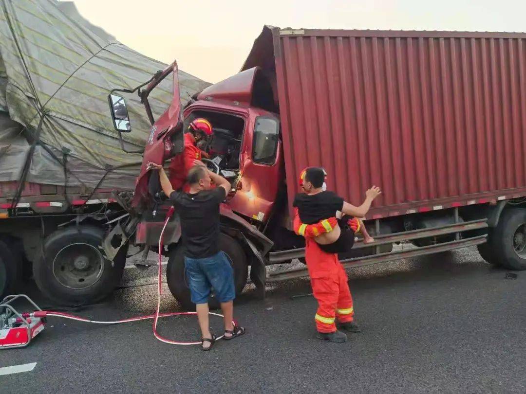 成功营救到达现场后,专职消防队员们侦查发现:事故现场为一辆大货车与