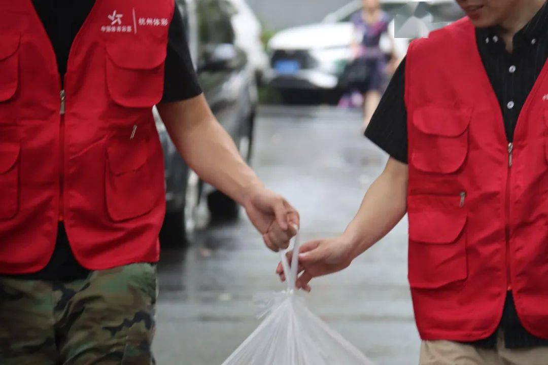 体彩】"温暖送餐路 爱心公益行" 杭州体彩中心党支部开展爱心送餐服务