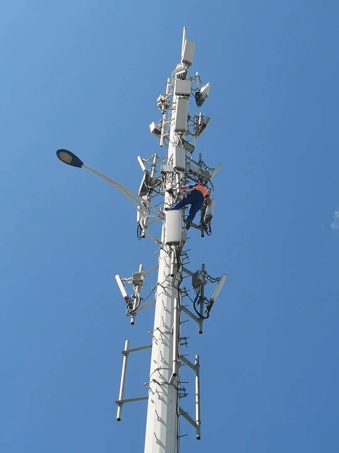 高温下的铁塔塔工:头顶烈日挥汗如雨