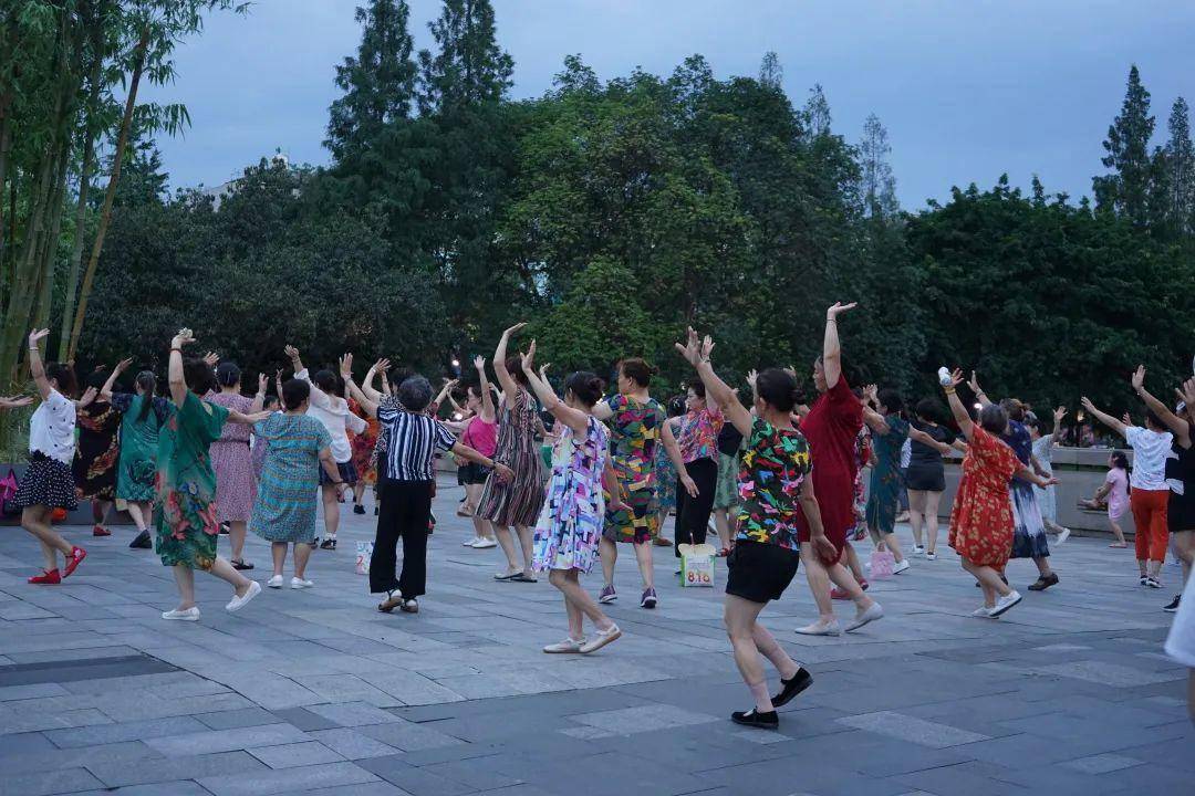 氛围|太阳一落山，成都人的“夜生活”就开始了！这些时髦街区，让氛围感一秒拉满