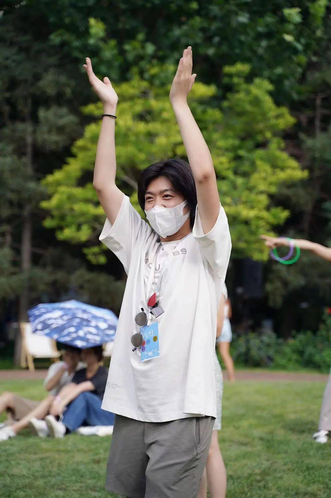 在朝阳公园对面的咖啡馆和姜思达闲聊一会儿