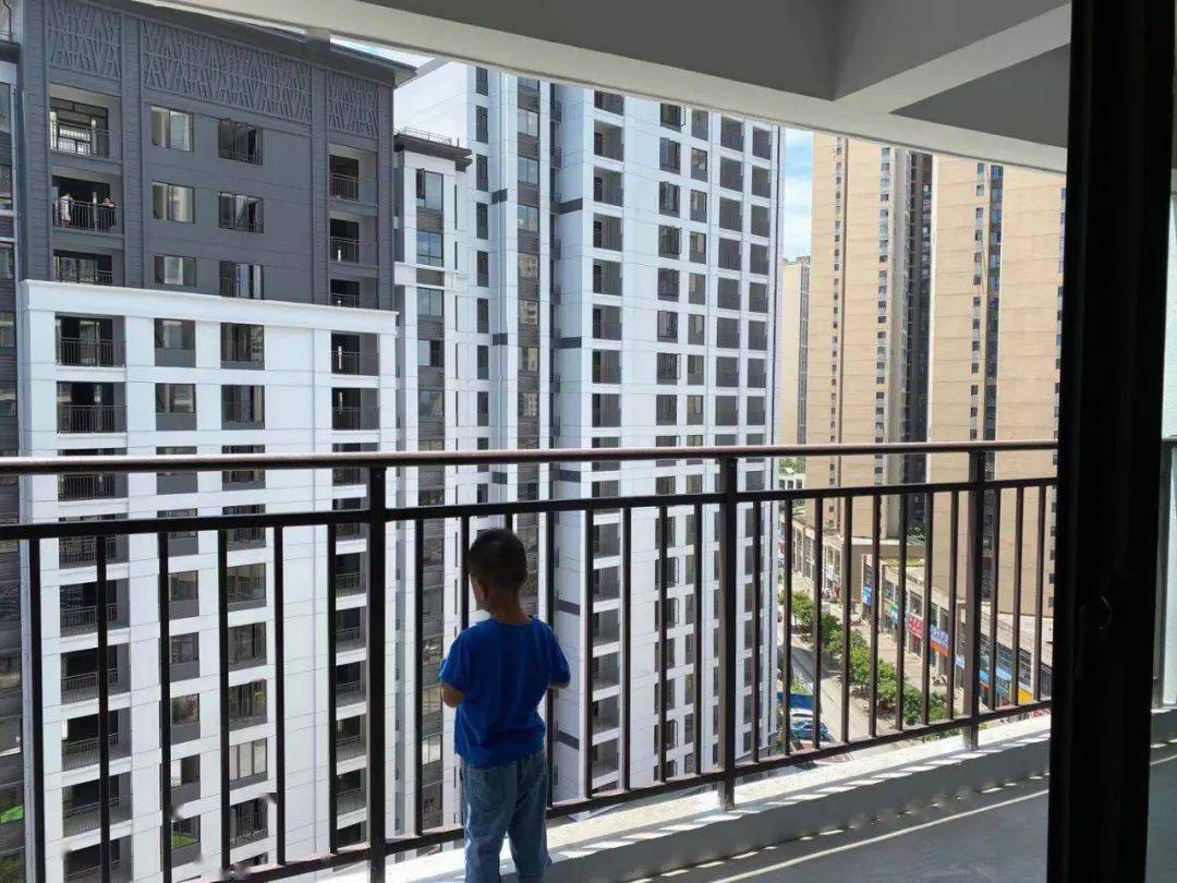 2019年初, △其他楼层同户型阳台 不仅阳台比同楼栋同户型 高出将近