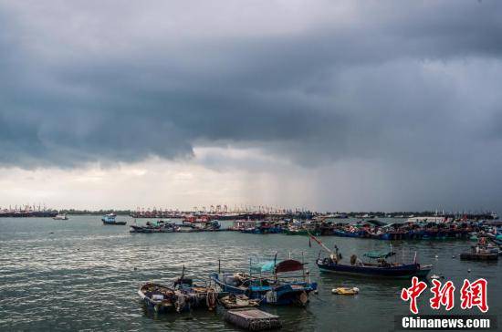台风|实拍台风“卢碧”登陆前的城市海滨