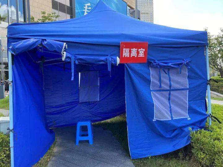 搭建的临时隔离室△配备120急救车和医务人员随时待命△现场巡逻