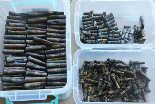 图|定远舰沉船遗址出土的子弹壳这次调查区域可确认为舰体炮台与弹药