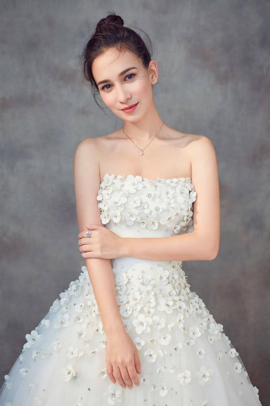 卢靖姗为演绎女子特战队员剪短发,《中国兵王·绝密任务》彰显中国