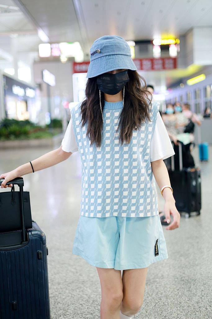 天蓝色|白色短袖T恤叠穿蓝白格纹图案毛衣背心 沈梦辰甜美可人