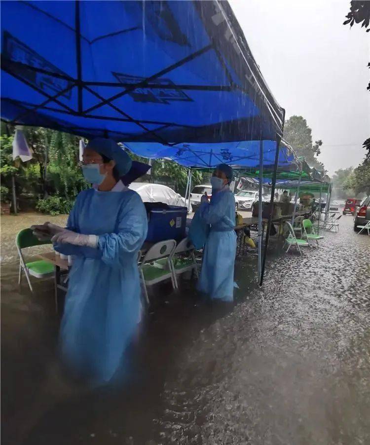 汉中突降暴雨,医护人员冒雨做核酸检测,令人泪目!