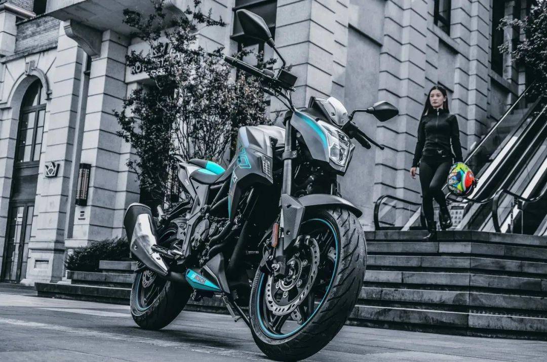 潮牌玩家场地黑马无极300r金卡纳版测评