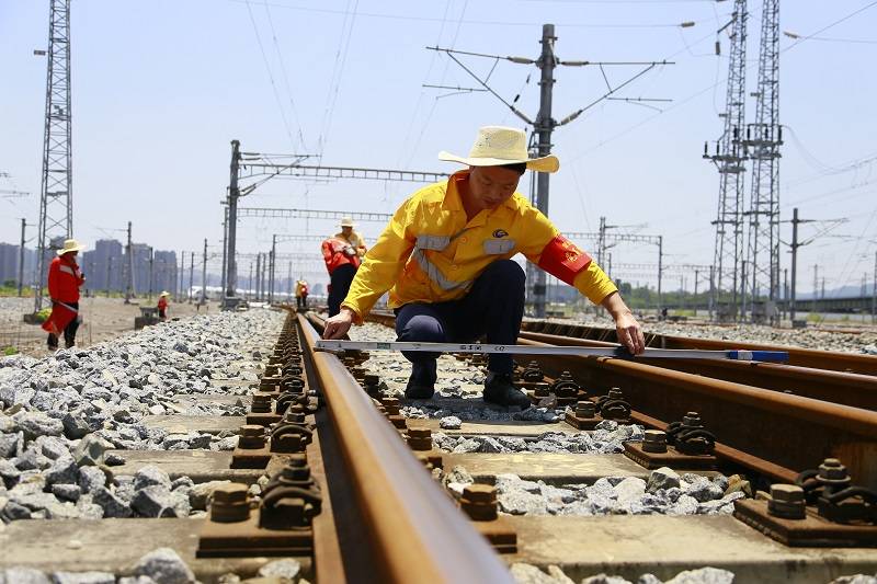 高温下的坚守铁路线路工每日弯腰巡检400次