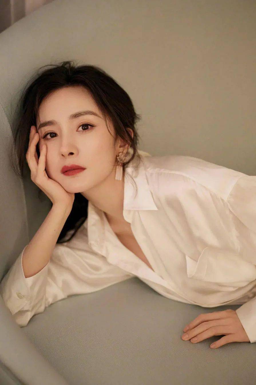 江疏影|江疏影晒梦幻写真，比浓妆更适合她的是纯欲妆！