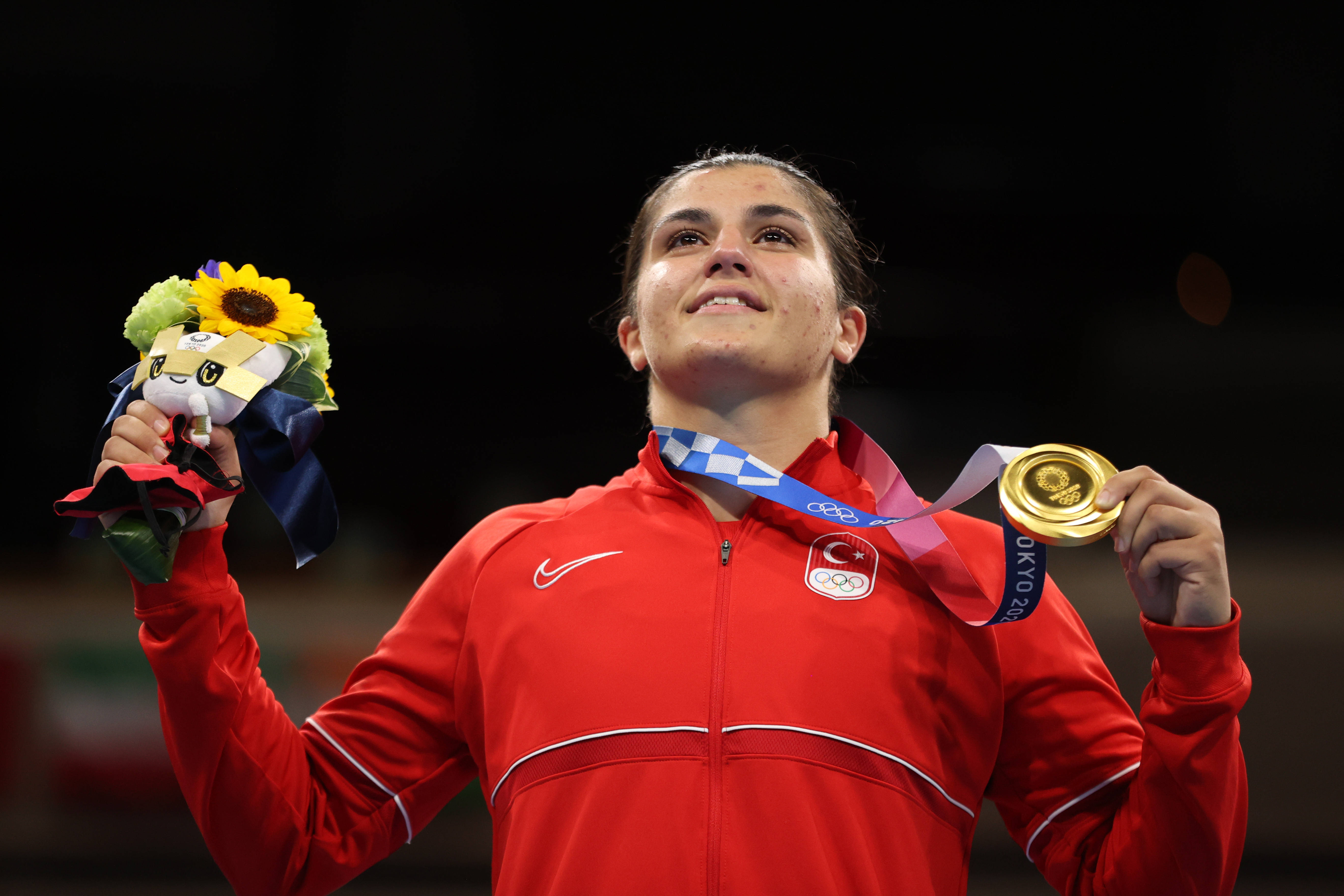 东京,2021年8月7日8月7日,获得冠军的土耳其选手苏梅内利在领奖台上