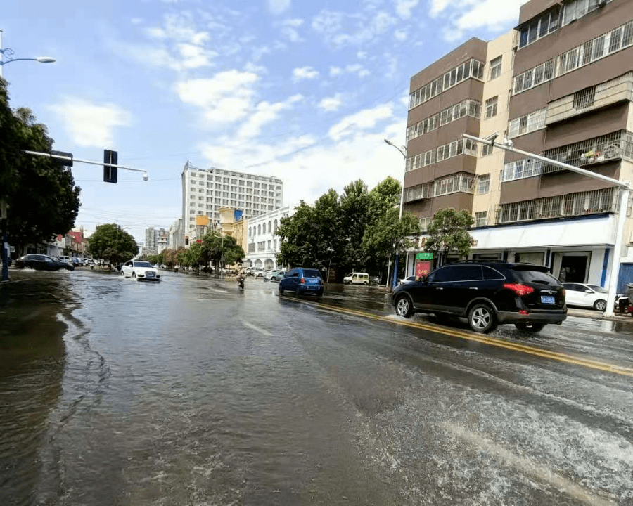 濮阳突降暴雨城区多条道路积水未来几天天气