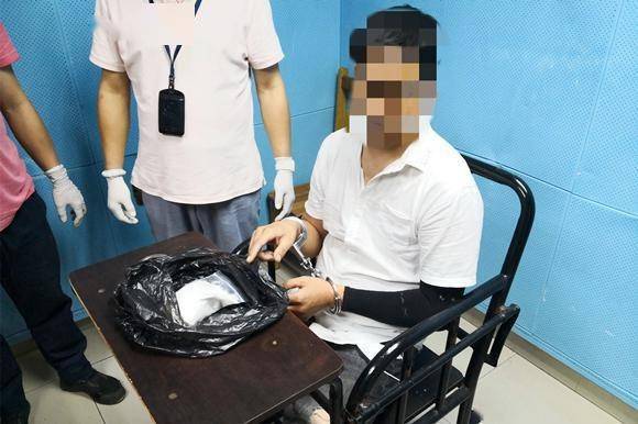 假扮钓友车载半斤毒品男子被警方围捕