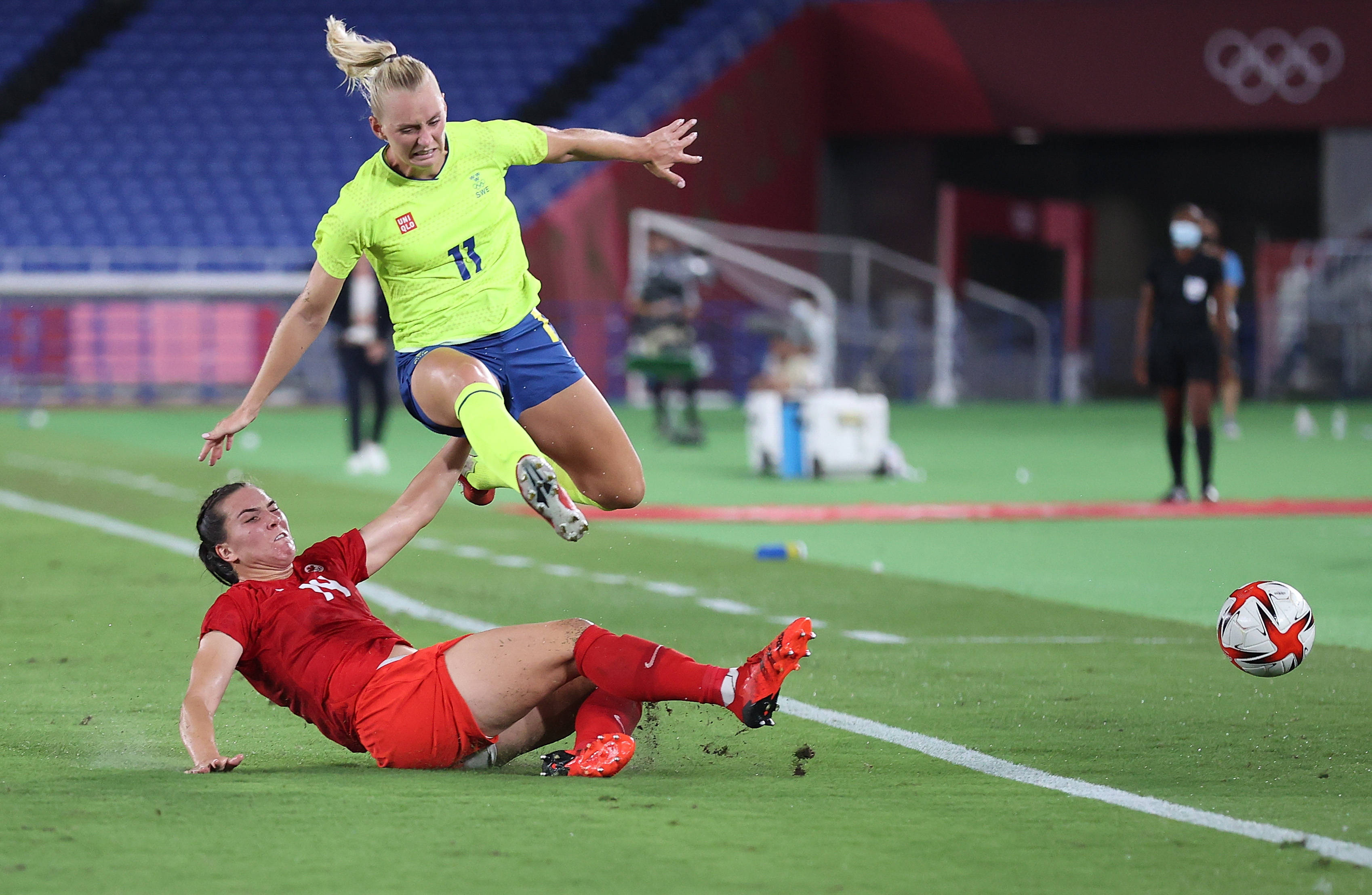 足球——女足决赛:加拿大夺冠