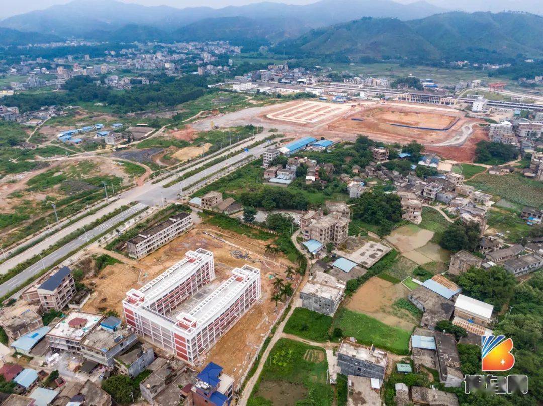 在建的錦繡公園旁博白縣第五高級中學即博白縣五中,王力中學錦繡校區