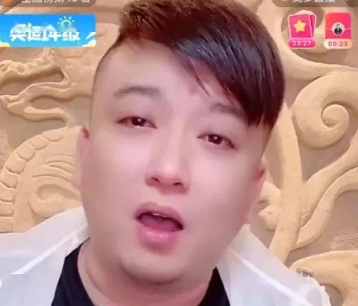 要求|女粉丝跪地恳求李四帮还赌b欠款200w!陈山揽责对外喊话:半月后冻结丁一ks账号!丁一预感不妙,向粉丝传话:有缘江湖再见。