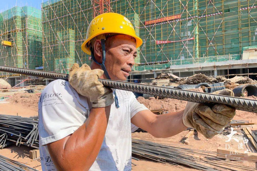 奋斗者战高温丨钢筋工错时劳作保进度汗水浇筑万丈楼