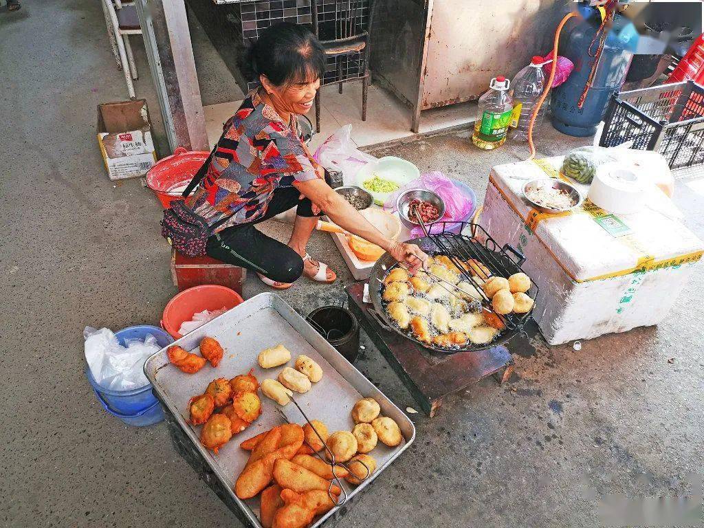 几乎每一个乡镇的街日子都有那么几摊油炸馍红薯,芋头,饭豆,,酸菜