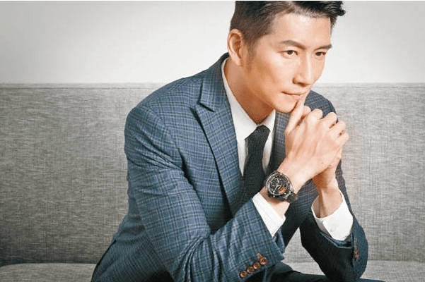 尹诗沛|分身拍两剧!52岁TVB男星再做太子爷,与89岁老戏骨演父子