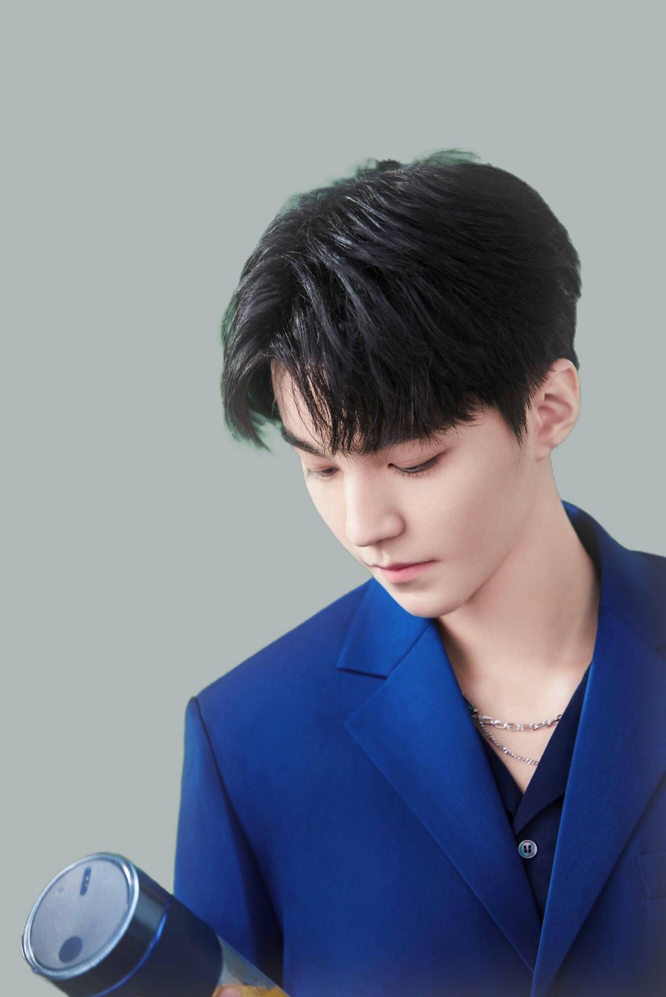 身穿蓝色系的王俊凯向你报道,这活力满满的少年气让人沉醉