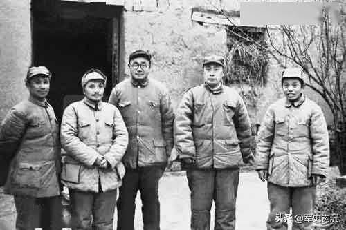 刘伯承见士兵射击位置不当，急忙过去纠正，话音刚落头部连中两弹