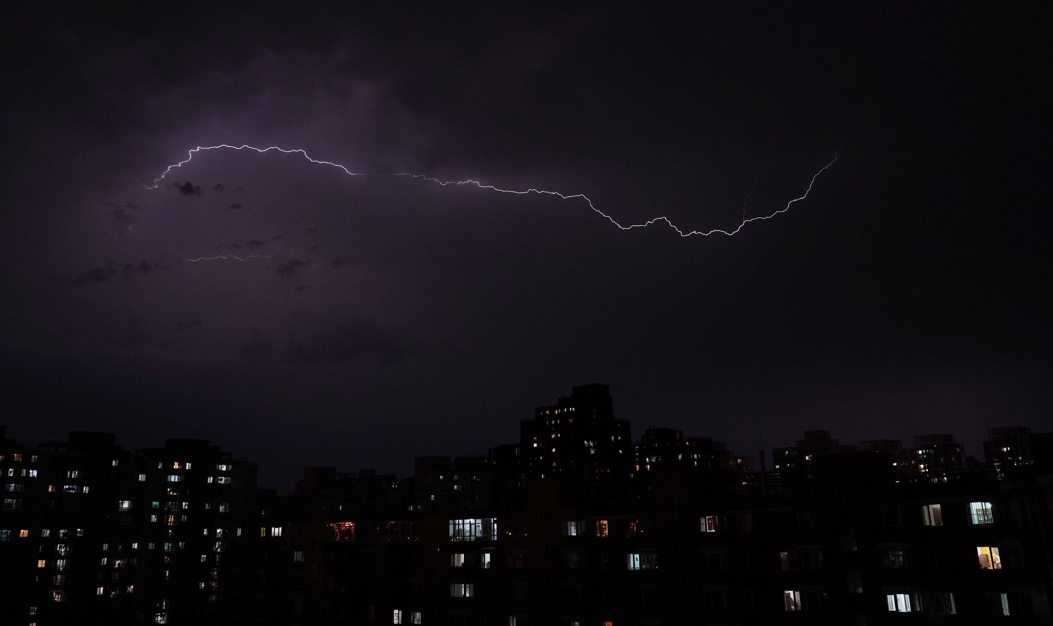 镜头抓拍到闪电划过北京夜空瞬间_突袭