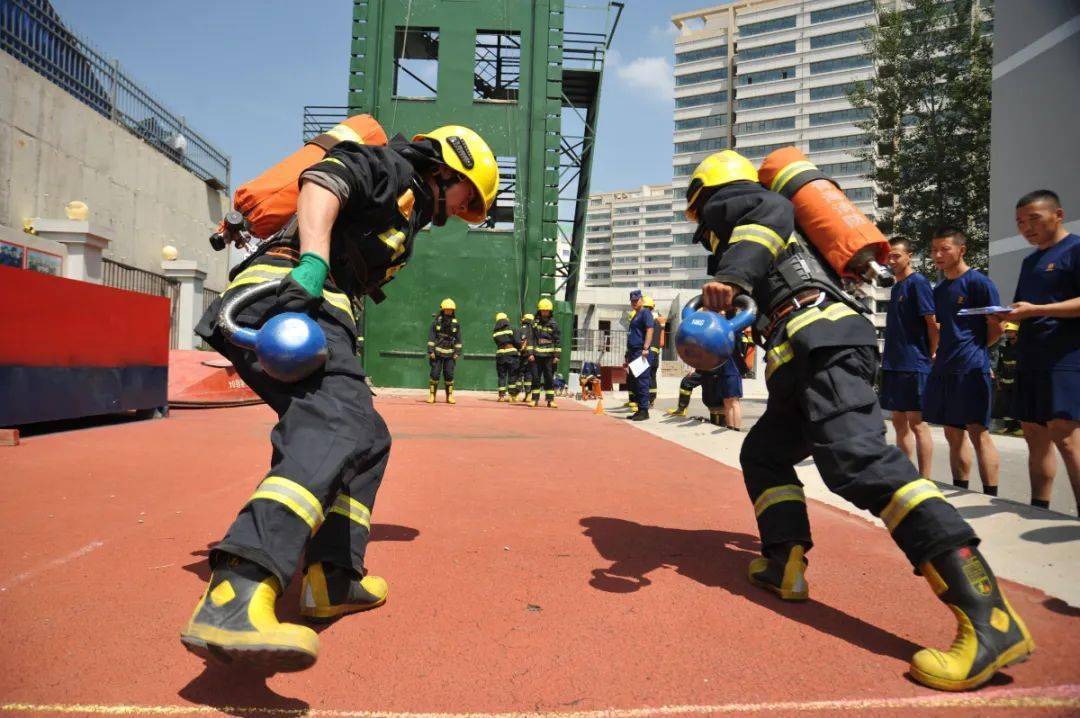 集训队体技能训练正在如火如荼地进行中,新消防员们斗志昂扬,训练热情