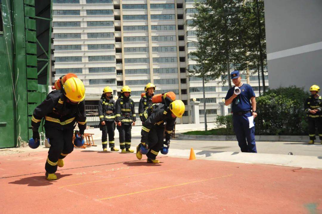 初绽放·沙场砺精兵——新招录消防员西宁集训队开展体能竞赛_训练