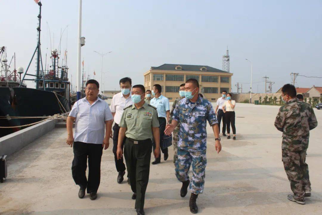 8月9日,潍坊军分区司令员薛晓鹏到下营镇调研民兵队伍建设情况.