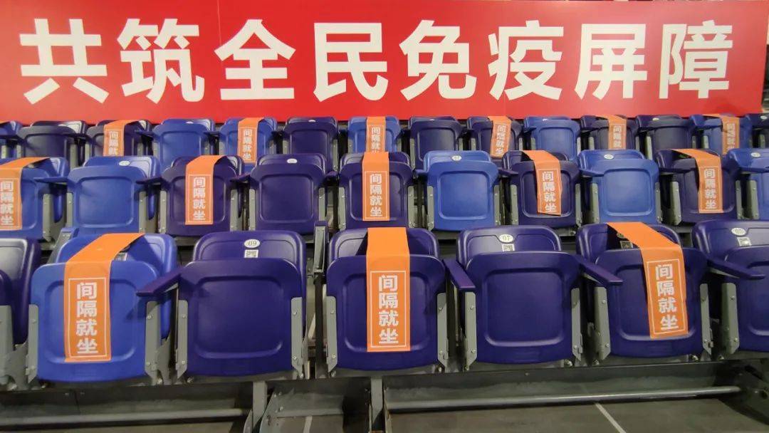 依次隔开, 每三张座椅的中间统一用橙红色封条捆扎, 标注"间隔就坐"