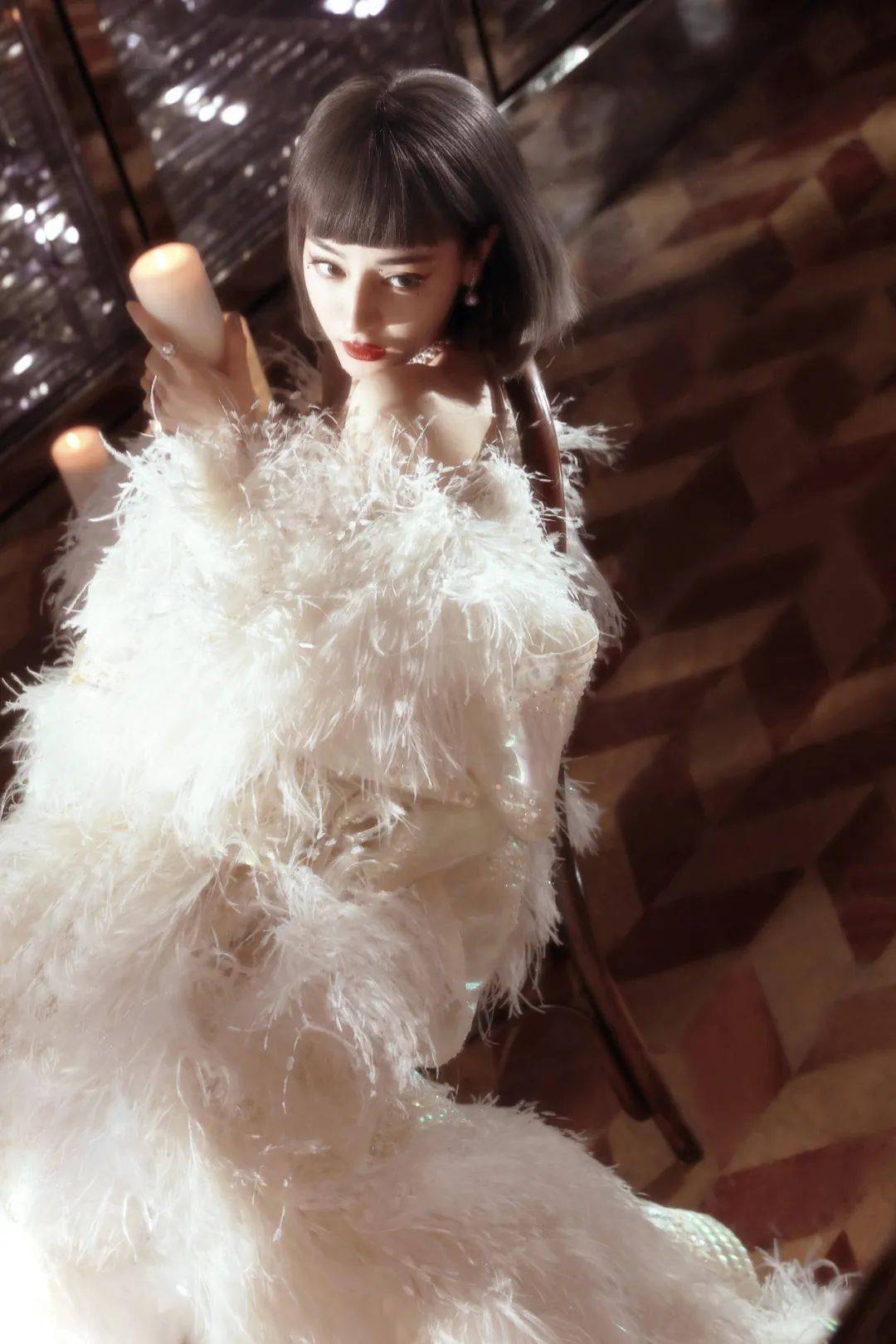 羽毛|女明星们争相尝试的白色羽毛造型也太绝了!