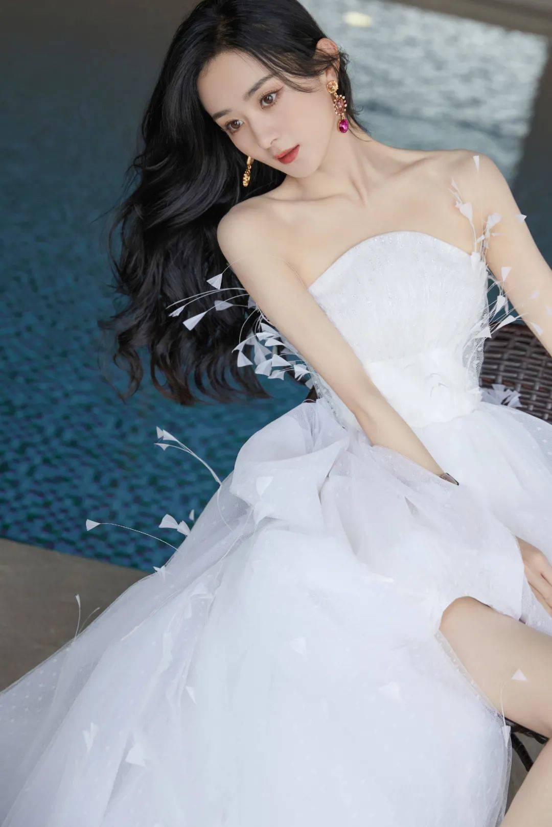 羽毛|女明星们争相尝试的白色羽毛造型也太绝了！