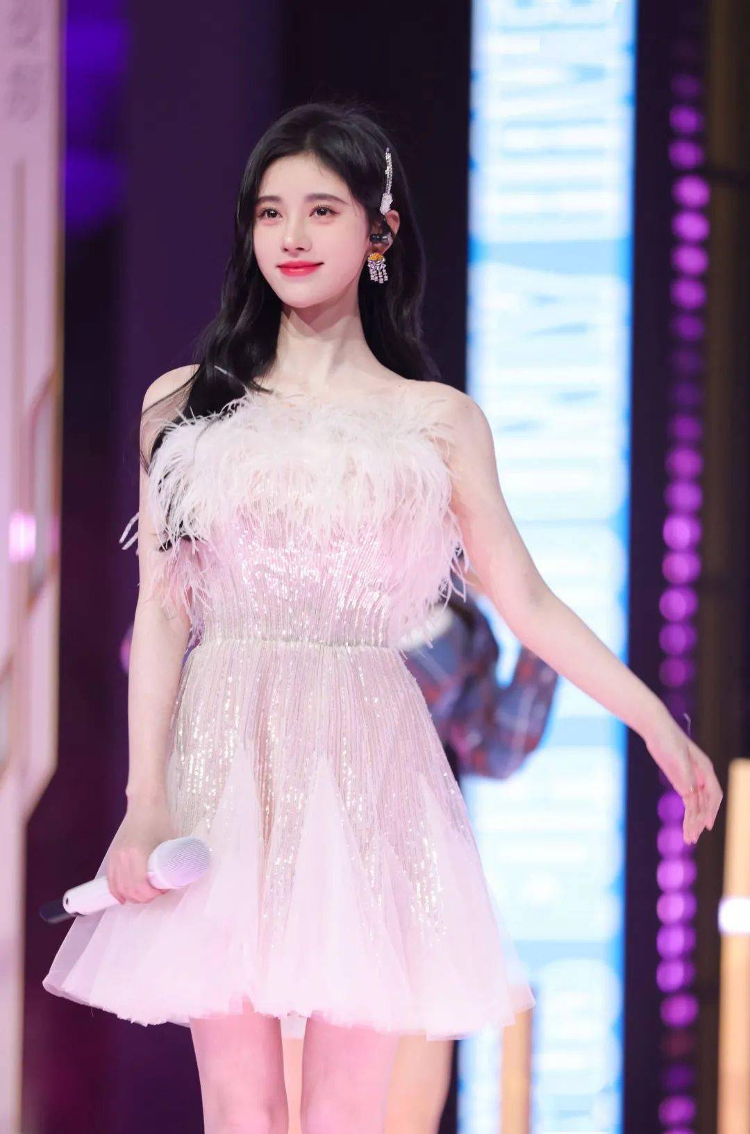羽毛|女明星们争相尝试的白色羽毛造型也太绝了！