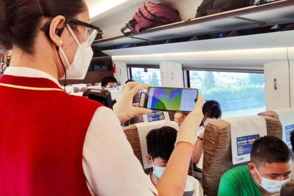 柴娜|高铁乘务员“偷拍”乘客？哈哈哈，不好意思…