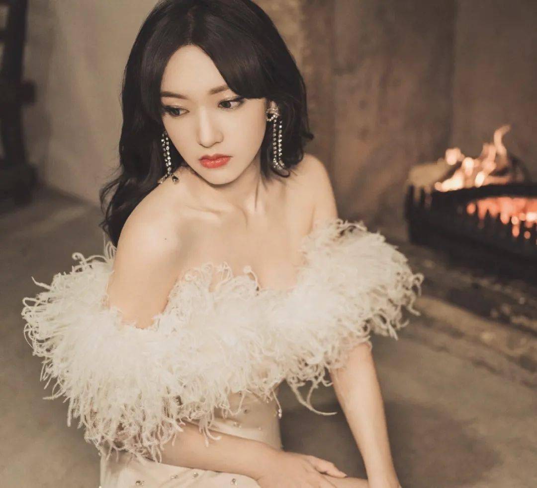 羽毛|女明星们争相尝试的白色羽毛造型也太绝了！