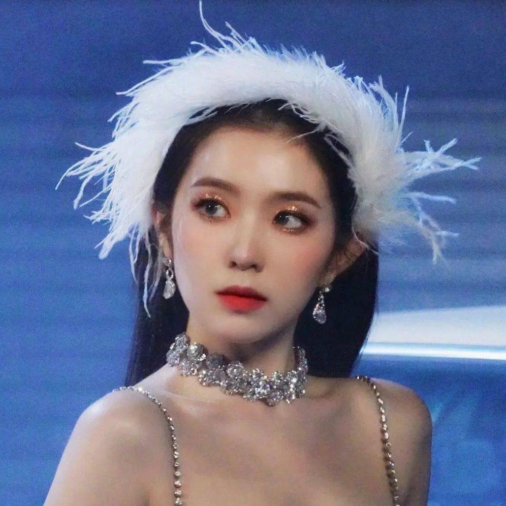 羽毛|女明星们争相尝试的白色羽毛造型也太绝了!