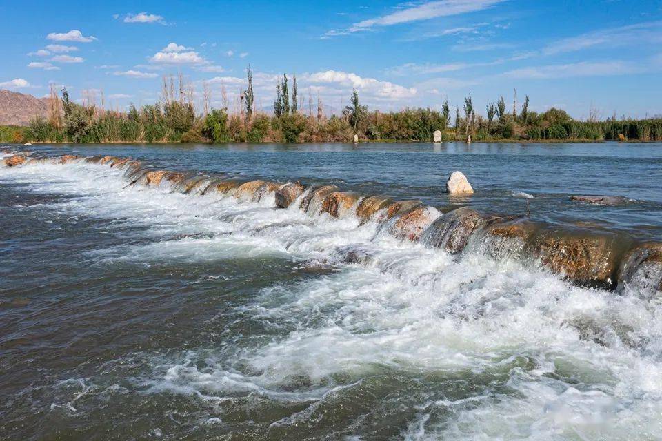 张掖黑河"弱水三千叠瀑"气势壮观