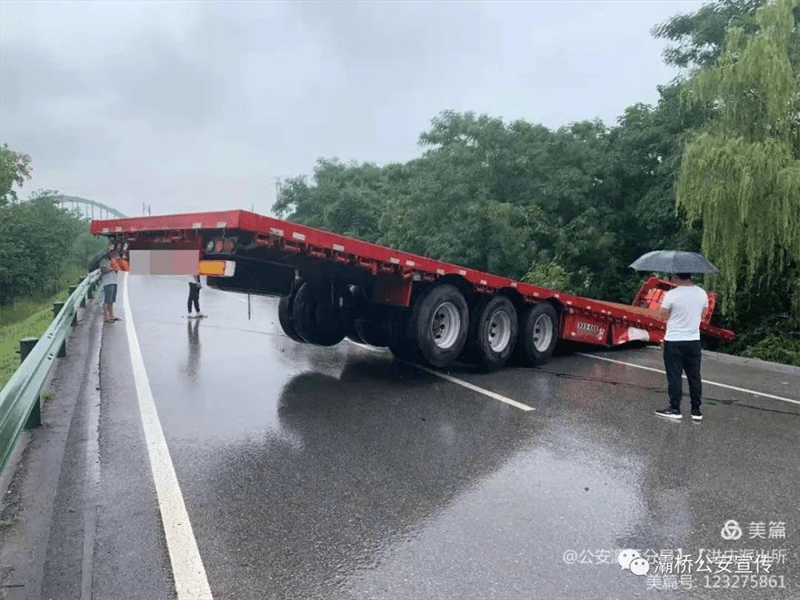 雨天路滑大货车高速路侧翻灞桥民警快速处置