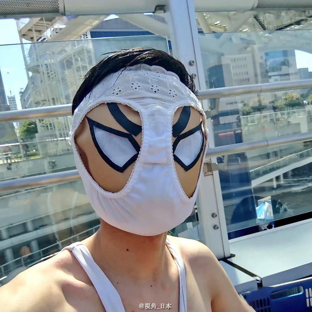 打扮成变态假面穿着网袜在室外待了一天的日本少年,他很希望这是一场