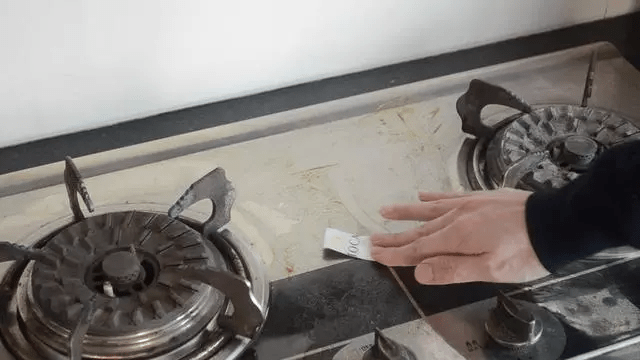 锅盖|用完的牙膏管别扔掉，放在厨房一年能省不少钱，邻居见了纷纷学！