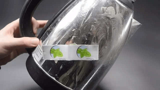 锅盖|用完的牙膏管别扔掉，放在厨房一年能省不少钱，邻居见了纷纷学！