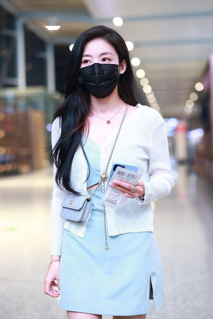 孙芮穿白色针织开衫和baby蓝吊带裙 温柔靓丽