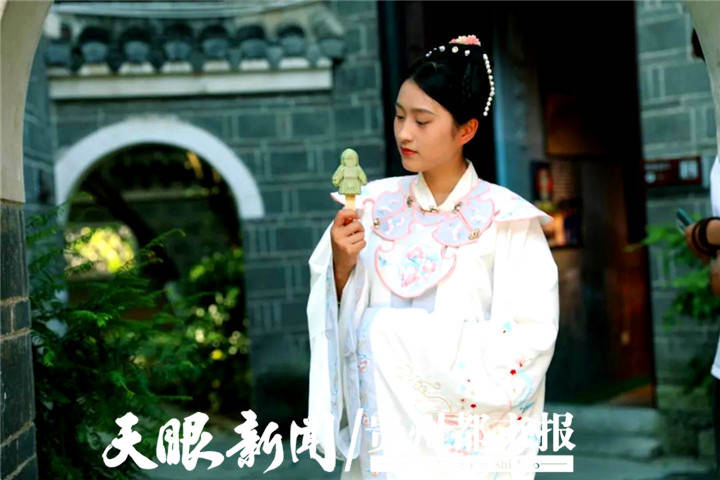 游青岩古镇享将军豪宴品甲胄雪糕