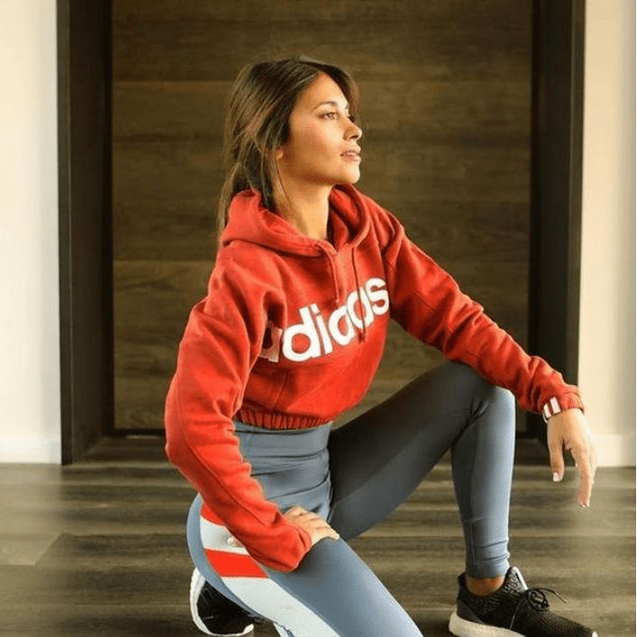 身材也挺好,穿衣服用"曲线"撑就够了_安东内拉