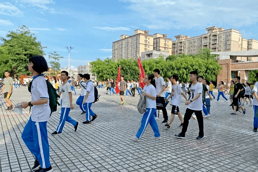 惠东县平山中学校服图片