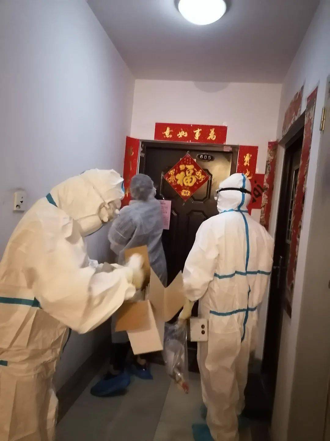 夜晚,居家观察居民一通电话,一群人迅速出动,啥情况?