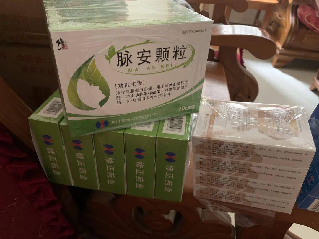 老人在罗定某小药店买药